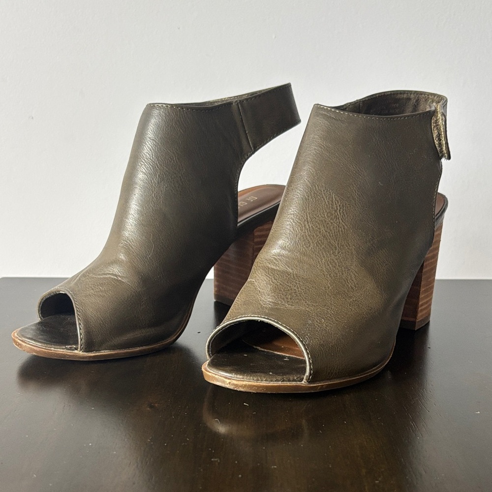 Faux Leather Peep Toe Block Stacked Heel in Dark Olive, Size 7